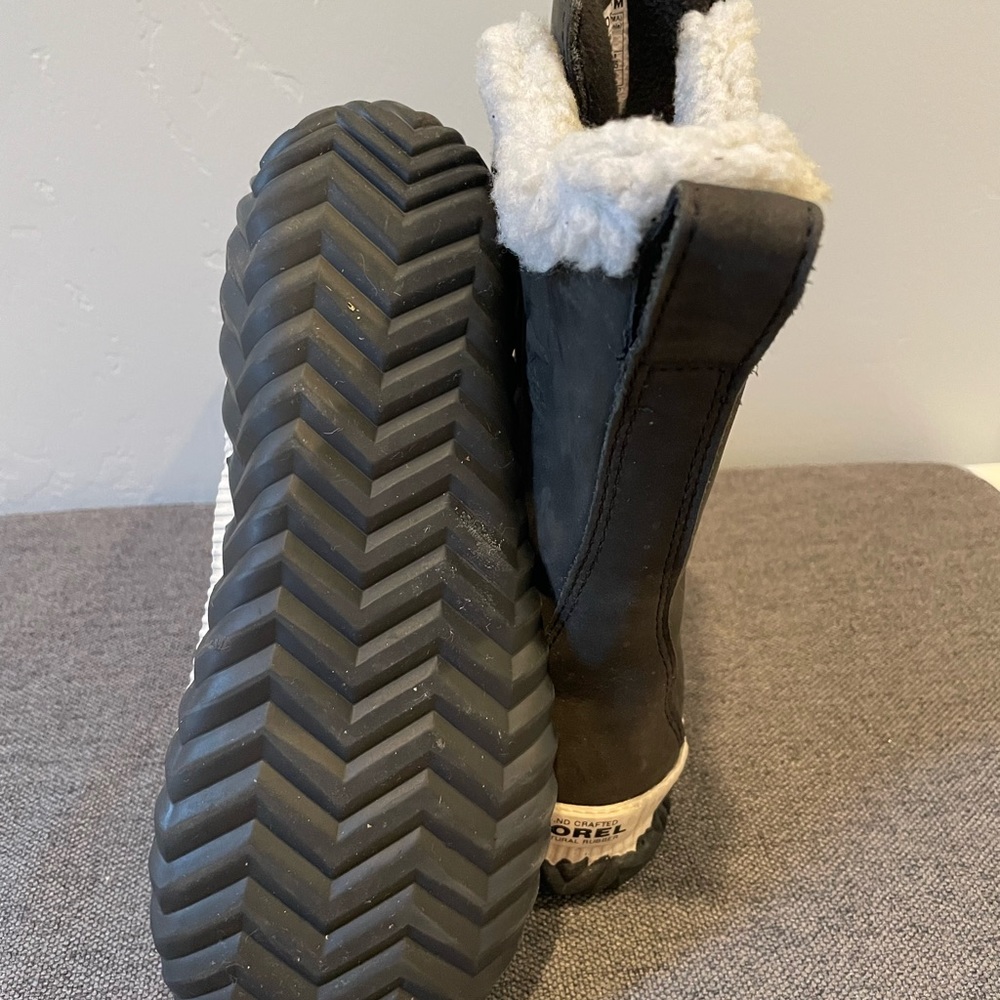 SOREL Out N About tall. Womens 6.5. Black/white